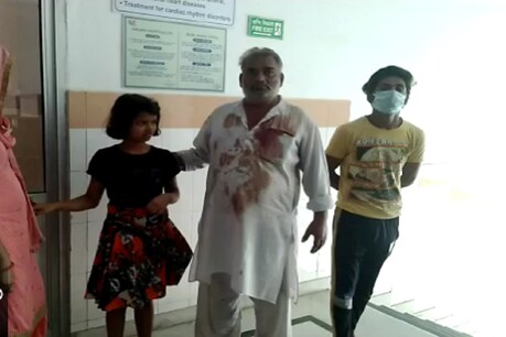 घायल बच्चों को लेकर अस्पताल पहुंचे परिजन.