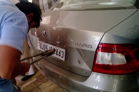 दिल्ली में वाहनों में HSRP और कलर कोडेड फ्यूल स्टिकर प्लेट लगवाने की अंतिम तारीख 30 सितंबर है.(सांकेतिक तस्वीर)