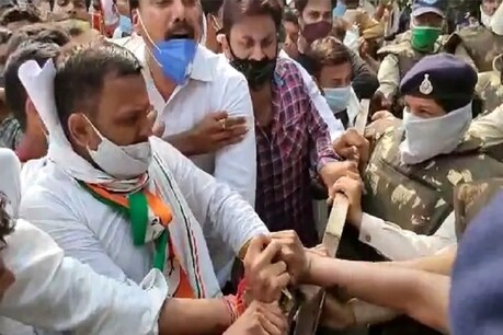 चौरई में किसानों को मुआवजा दिलाने की मांग को लेकर यूथ कांग्रेस के आंदोलनरत नेता SDM सीपी पटेल से जब मिलने पहुंचे थे, तो ऐसा था बाहर का नजारा. (फाइल फोटो)