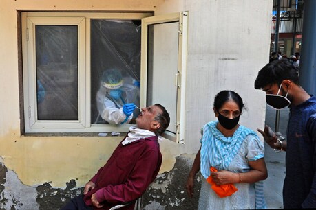 उत्तर प्रदेश में कोरोना ने बढ़ाई टेंशन, एक दिन में सामने आए 6,846 नए केस उत्तर प्रदेश में कोरोना ने बढ़ाई टेंशन, एक दिन में सामने आए 6,846 नए केस