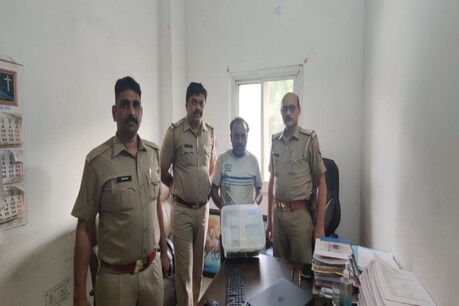 भाई को 29 लाख कैश देने जा रहा था शातिर ठग, लेकिन पहुंच गई यूपी पुलिस, फिर... भाई को 29 लाख कैश देने जा रहा था शातिर ठग, लेकिन पहुंच गई यूपी पुलिस, फिर...