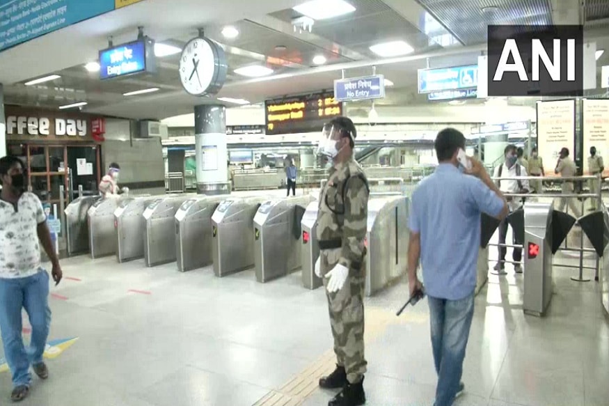 delhi metro update, delhi metro people reaction, delhi metro latest guidelines in hindi, delhi metro hindi news, delhi metro guidelines, delhi metro coronavirus precautions, Delhi Metro, delhi metro rules after lockdown, delhi metro rules and regulations, delhi metro new rules, delhi metro rules in hindi, Delhi Metro starts, Delhi Metro operation resume, Metro resume, दिल्ली मेट्रो, दिल्ली मेट्रो शुरू, मेट्रो सेवा, दिल्ली मेट्रो, मेट्रो, मेट्रो न्यूज, दिल्ली मेट्रो, दिल्ली मेट्रो आज से शुरू, आज से मेट्रो शुरू, लखनऊ मेट्रो, बेंगलुरु मेट्रो, येलो लाइन, दिल्ली मेट्रो लेटेस्ट न्यूज, दिल्ली मेट्रो नियम, दिल्ली मेट्रो गाइडलाइन, लखनऊ मेट्रो नियम, दिल्ली मेट्रो, दिल्ली मेट्रो शुरू, मेट्रो शुरू, दिल्ली मेट्रो आज से शुरू, दिल्ली मेट्रो नियम, दिल्ली मेट्रो गाइडलाइन, मेट्रो यात्रा गाइडलाइन, दिल्ली मेट्रो न्यूज, दिल्ली मेट्रोसबसे अधिक व्यस्त स्टेशनों में एक राजीव चौक खाली नजर आया.