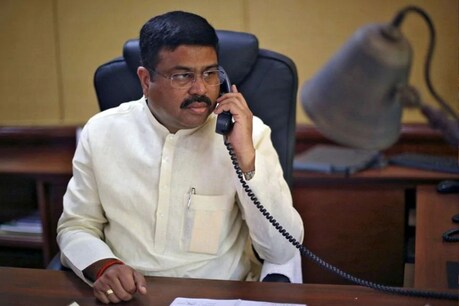 प्रधान ने एक कार्टून पोस्टर ट्वीट किया है, जिसमें राहुल गांधी को किसान से अपना कमीशन मांगते हुए दिखाया गया है (फाइल फोटो)