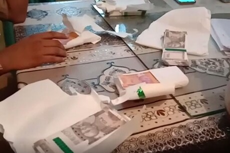 औरैया: ब्लॉक ऑफिस में खड़ी प्रधान की गाड़ी से नकली नोटों के बंडल बरामद, ड्राइवर समेत 2 लोग हिरासत में औरैया: ब्लॉक ऑफिस में खड़ी प्रधान की गाड़ी से नकली नोटों के बंडल बरामद, ड्राइवर समेत 2 लोग हिरासत में