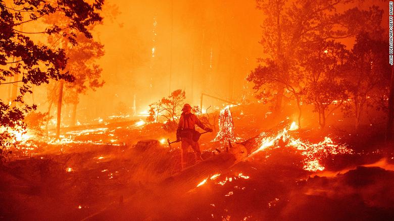  रिपोर्ट के मुताबिक पिछले महीने राज्‍य में लगी इस आग में कम से कम 19 लोगों की मौत हो चुकी है और इसकी चपेट में 30.2 लाख एकड़ भूमि नष्‍ट हो चुकी है.