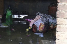 PHOTOS: शार्ट सर्किट से झुग्गी में लगी आग, मां-बाप और 3 साल की बेटी झुलसी