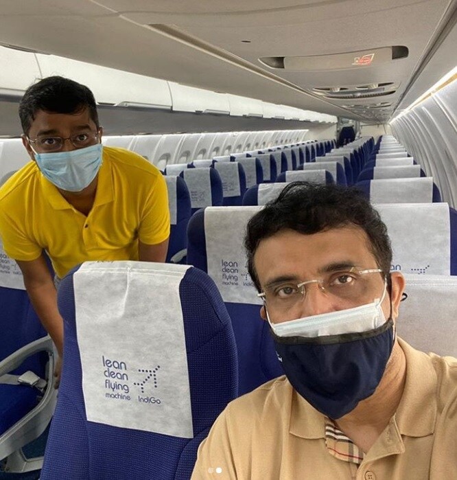 गांगुली ने अपने इंस्टाग्राम हैंडल पर अपनी फोटो के साथ पोस्ट किया, ‘छह महीने में मेरी पहली फ्लाइट आईपीएल के लिये दुबई जाना होगा...जिंदगी बदल जाती है.’ गांगुली इस फोटो में मास्क और चेहरे की शील्ड पहने हुए थे जो महामारी के दौरान उड़ान के वक्त मानक परिचालन प्रक्रिया का हिस्सा है. (Insta gram)