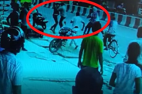 गोरखपुर में सरेआम गुंडागर्दी का वीडियो सामने आया है. घटना में एक युवक को गोली मार दी गई है.