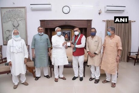 बिहार के सीएम नीतीश कुमार पूर्व डीजीपी गुप्तेश्नर पांडे को जेडीयू की सदस्यता दिलाते हुए.