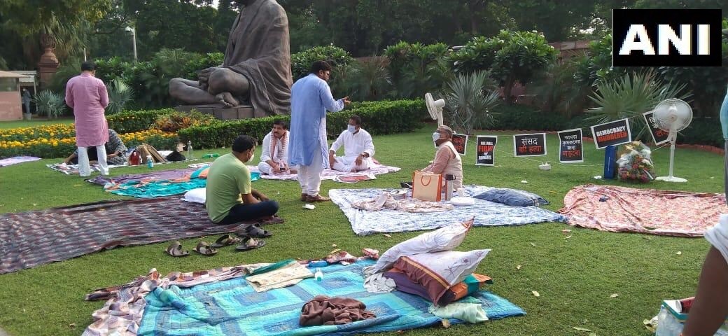 Photos: धरना दे रहे सांसदों से उपसभापति हरिवंश ने की चाय पर चर्चा, कांग्रेस सांसद  ने कहा- जारी रहेगा हमारा धरना | nation - News in Hindi - हिंदी न्यूज़ ...