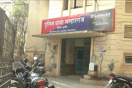पुलिस ने छात्रा को परिजनों को सैौंप दिया है.