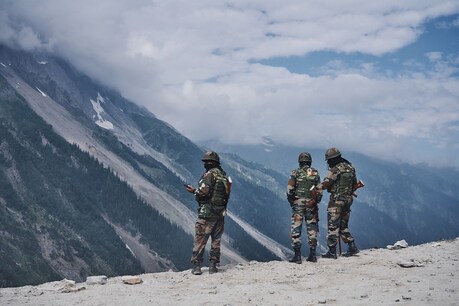 भारतीय सेना लद्दाख में काफी ऊंचाई पर मौजूद है.