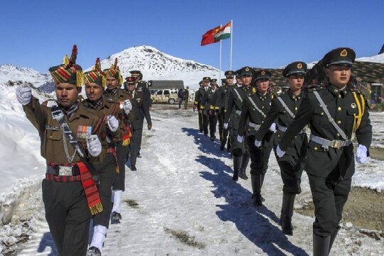  पैंगोंग त्सो के दक्षिणी तट पर दोनों देशों की ओर से सैनिकों तैनाती बढ़ा दी गई है. (PTI)