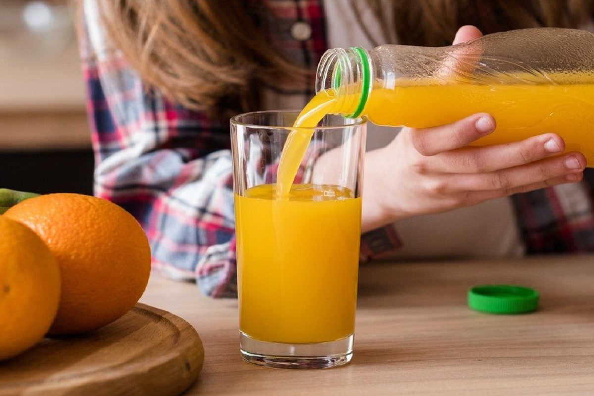 Пейте соки картинки. Апельсиновый сок. Апельсиновый лимонад. Сок Juice. Пьет апельсиновый сок.