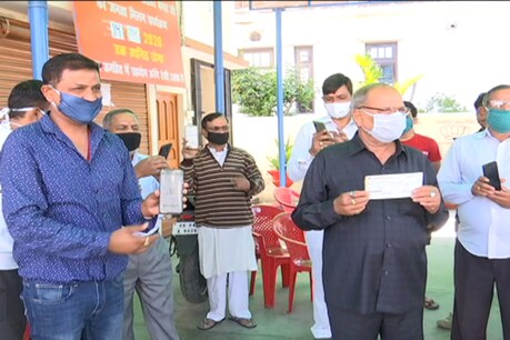BJP प्रदेश अध्यक्ष बंशीधर भगत के परिवार के 13 सदस्य कोरोना पॉजिटिव, स्टाफ भी संक्रमित BJP प्रदेश अध्यक्ष बंशीधर भगत के परिवार के 13 सदस्य कोरोना पॉजिटिव, स्टाफ भी संक्रमित