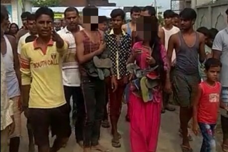 Kushinagar : भीड़ की पाशविकता, प्रेमी जोड़े के चेहरे पर कालिख पोत गांव में घुमाया - देखें Video Kushinagar : भीड़ की पाशविकता, प्रेमी जोड़े के चेहरे पर कालिख पोत गांव में घुमाया - देखें Video