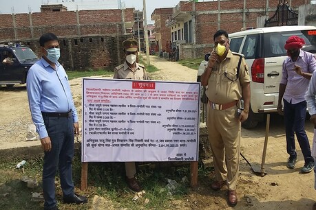 यूपी पुलिस और राजस्व विभाग ने शराब माफिया की संपत्ति को कुर्क किया है.