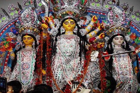 शारदीय नवरात्रि शक्ति पर्व है. हिन्दू धर्म में इस पर्व को विशेष महत्व बताया गया है.