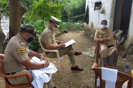 हत्या की वारदात की जानकारी के बाद मौके पर पहुंची पुलिस टीम.