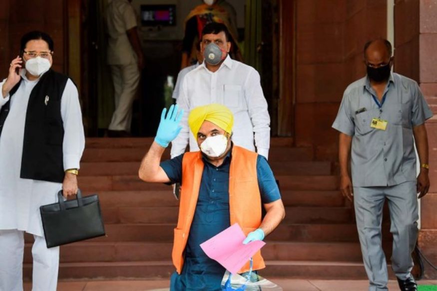 latest news of agriculture bill, AAP, Agricultre, bill related to farmers, bill Table in loksabha, Narendra Singh Tomar, Monsoon Session, farmers, loksabha news about agriculture bill, get updates on agriculture bill, bhagwant mann, rajyasabha, भगवंत मान, आम आदमी पार्टी कृषि बिल का करेगी विरोध, आप, आम आदमी पार्टी, किसान बिल, एग्रीकल्चर बिल, कृषि अध्यादेशों का करेगी विरोध, किसानों के व्यापार और वाणिज्य (संवर्धन और सुविधा) अध्यादेश-2020, किसान (सशक्तीकरण और संरक्षण) समझौता, आवश्यक वस्तु (संशोधन) अध्यादेश 2020, जरनैल सिंह, हरसिमरत कौर, अकाली दल, कांग्रेस, अमरिंदर सिंह, पंजाब के किसानआम आदमी पार्टी ने कहा है कि पार्टी के सांसद कल संसद में इसके खिलाफ वोट करेंगे.