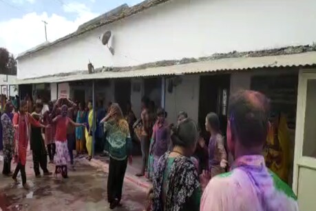 MP: इंदौर जेल में हनीट्रैप आरोपी महिलाएं कर रही थी डांस, देख रहे थे जेलर, VIDEO VIRAL MP: इंदौर जेल में हनीट्रैप आरोपी महिलाएं कर रही थी डांस, देख रहे थे जेलर, VIDEO VIRAL