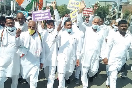 कृषि विधेयकों के विरोध में उतरे विपक्ष ने की मांग कि सरकार एक और अध्यादेश लाए, जिसमें MSP की गारंटी हो.
