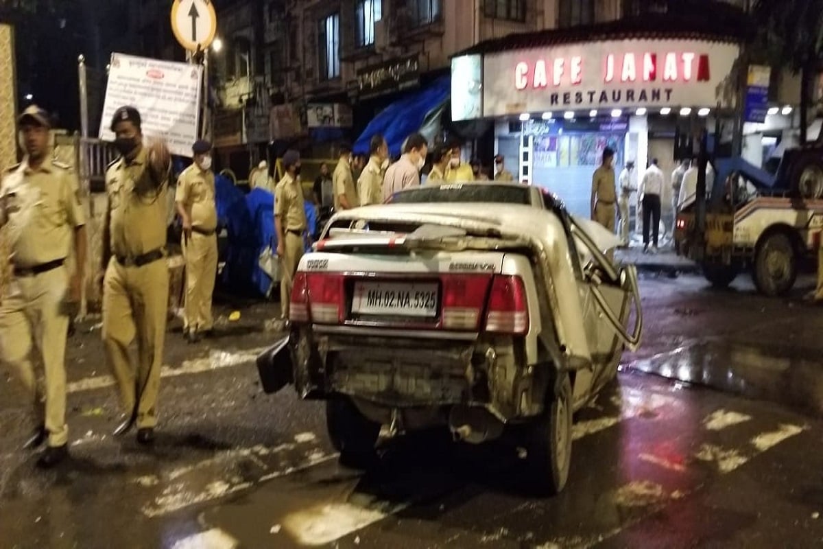 मुंबई: भीषण सड़क हादसे में रेस्तरां में घुसी तेज रफ्तार कार, 4 की मौत
