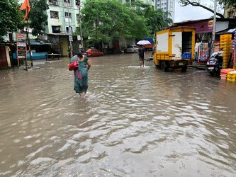  मुंबई में हुई मूसलाधार बाऱिश के चलते जगह-जगह पानी भर गया. सड़के तालाब सरीखी हो गईं और घंटों तक लोगों की गाड़ियां फंसी रहीं. इतना ही नहीं कई मौकों पर पुलिस ने बारिश में फंसे लोगों को स्थानीयों की मदद से बाहर निकाला और सुरक्षित जगह पर पहुंचाया. मुंबई में हुई इस भारी बारिश का असर ट्रेनों के परिचालन पर भी पड़ा है.