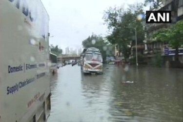  बीएमसी कमिश्नर ने कहा है कि अगर बहुत जरूरी हो तब ही घरों के बाहर निकलें.