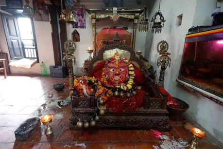काठमांडू में इंद्रजात्रा उत्सव के दौरान अनुष्ठान किए जाने के बाद, एक देवता के रूप में पूजे जाने वाले पारंपरिक मुखौटा नर्तक लखे का मुखौटा पुष्प मालाओं से ढका हुआ (AP फोटो/ निरंजन श्रेष्ठ)