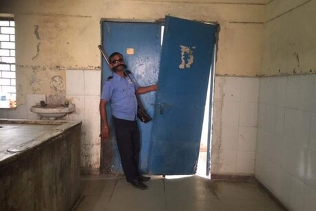 नोएडा शवगृह की हालत बेहद खराब है.