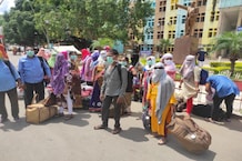 छत्तीसगढ़ के सबसे बड़े अस्पताल के बाहर नर्सों का प्रदर्शन, देखें- PHOTOS