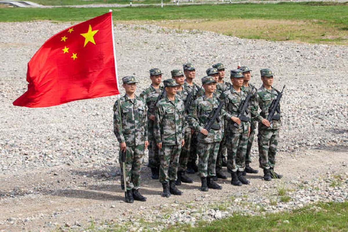  चीन एक तरफ शान्ति और बातचीत से सीमा विवाद सुलझाने की बातें कर रहा है वहीं उसकी सेना की आक्रामक हरकतें थमने का नाम नहीं ले रही हैं. लद्दाख में पैंगॉन्ग सो लेक के दक्षिणी इलाके में भारतीय जवानों से मात खाने बाद चीन की पीपुल्स लिबरेशन आर्मी अब उत्तरी इलाके में अपने सैनिक बढ़ा रही है.