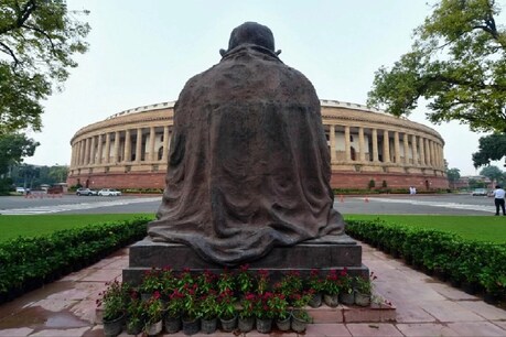 PM-सांसदों की सैलरी में एक साल तक होगी 30% की कटौती, जानें अब कैसी होगी पे-स्लिप PM-सांसदों की सैलरी में एक साल तक होगी 30% की कटौती, जानें अब कैसी होगी पे-स्लिप