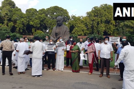 संसद भवन में गांधी प्रतिमा के सामने विरोध प्रदर्शन करते विपक्षी नेता (फोटो- ANI)