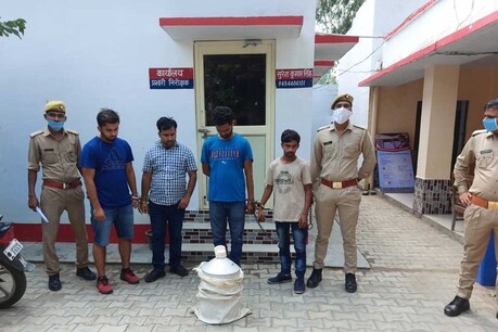 पीलीभीत: लूटे गए तेल के साथ दबोचे गए लुटेरे
