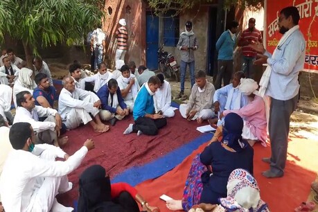 प्रदर्शन करते कर्मचारी