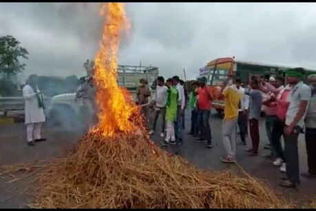 कृषि बिल के खिलाफ लखनऊ में प्रदर्शन करते किसान (ANI)
