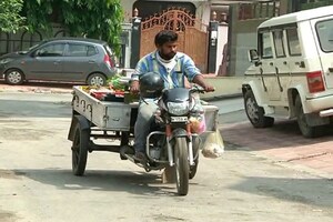 PHOTOS: कभी कंपनी में मैनेजर था ये शख्स, अब गलियों में जाकर बेचता है सब्जी