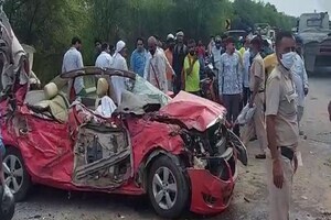 PHOTOS: हरियाणा रोडवेज की बस ने कार को रौंदा, एयरबैग खुले पर नहीं बच पाए दोनों टीचर