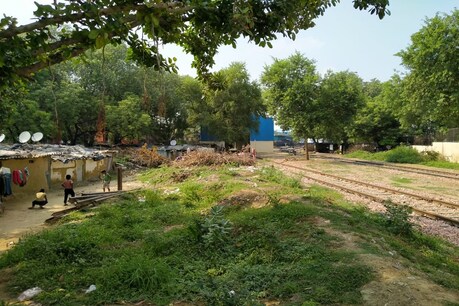 रेलवे ने झुग्गी-झोपड़ियो में जमीन खाली करने का क्यों लगाया नोटिस? पांच बिदुंओं में समझें पूरा मामला रेलवे ने झुग्गी-झोपड़ियो में जमीन खाली करने का क्यों लगाया नोटिस? पांच बिदुंओं में समझें पूरा मामला