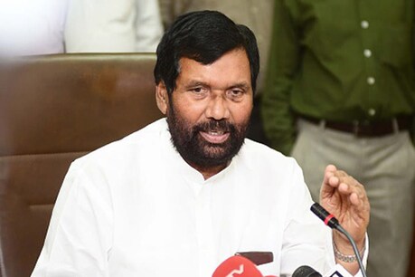Bihar Assembly Elections: नीतीश से सियासी जंग में रामविलास पासवान ने बेटे चिराग को दिया ये स्पष्ट संदेश Bihar Assembly Elections: नीतीश से सियासी जंग में रामविलास पासवान ने बेटे चिराग को दिया ये स्पष्ट संदेश
