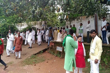 रिम्स में केली बंगले के बाहर राजद नेताओं की उमड़ी भीड़.