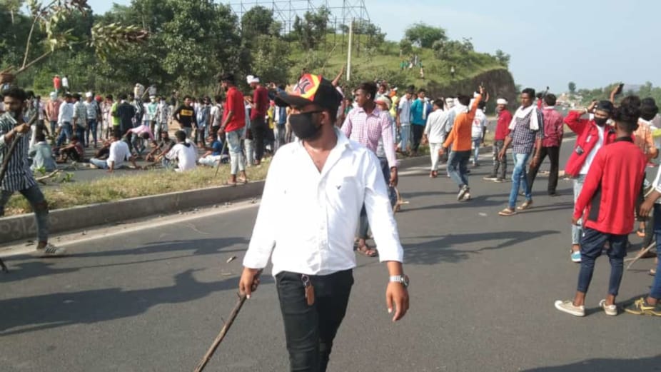  सैकड़ों की संख्या में छात्रों के हाईवे पर उतरते ही हाईवे जाम हो गया और उदयपुर से अहमदाबाद का मार्ग अवरुद्ध हो गया. घटना की सूचना मिलने पर पुलिस की टीम मौके पर भेजी गई. इसके बाद प्रदर्शनकारियों ने पुलिस पर पथराव कर दिया.