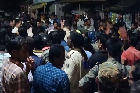 लूट की घटना के बाद गुस्साए लोग सड़क जाम करते हुए.
