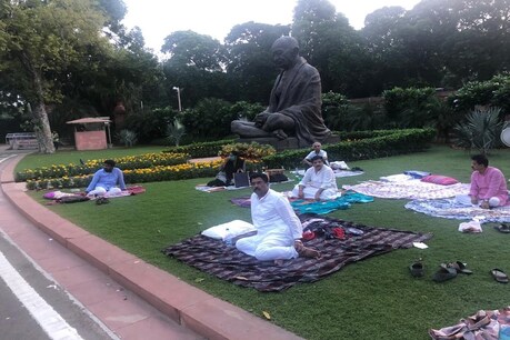 Parliament Monsoon Session धरने पर बैठें सांसदों की फाइल फोटो