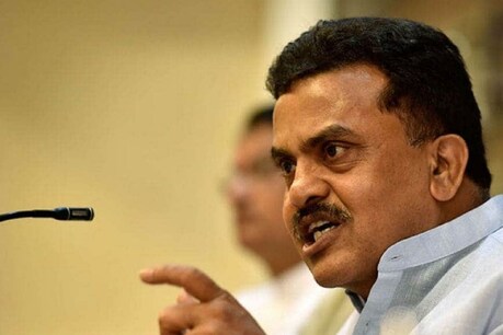 संजय निरूपम ने शिवसेना पर बदले की कार्रवाई के आरोप लगाए हैं. (File Photo)