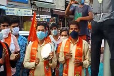 गुरुग्राम: बेरोजगारी के मुद्दे पर शिवसेना ने थाली बजाकर किया प्रदर्शन