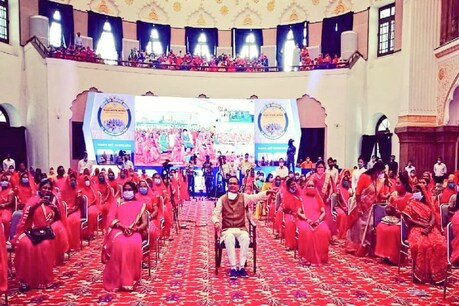 स्व सहायता समूह की महिलाओं के बीच बैठकक में शामिल होते सीएम शिवराज सिंह.