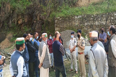 हिमाचल के प्राचीन हनुमान मंदिर में चोरों ने बोला धावा, 150 साल पुरानी मुर्ति और जेवर लेकर हुए फरार हिमाचल के प्राचीन हनुमान मंदिर में चोरों ने बोला धावा, 150 साल पुरानी मुर्ति और जेवर लेकर हुए फरार